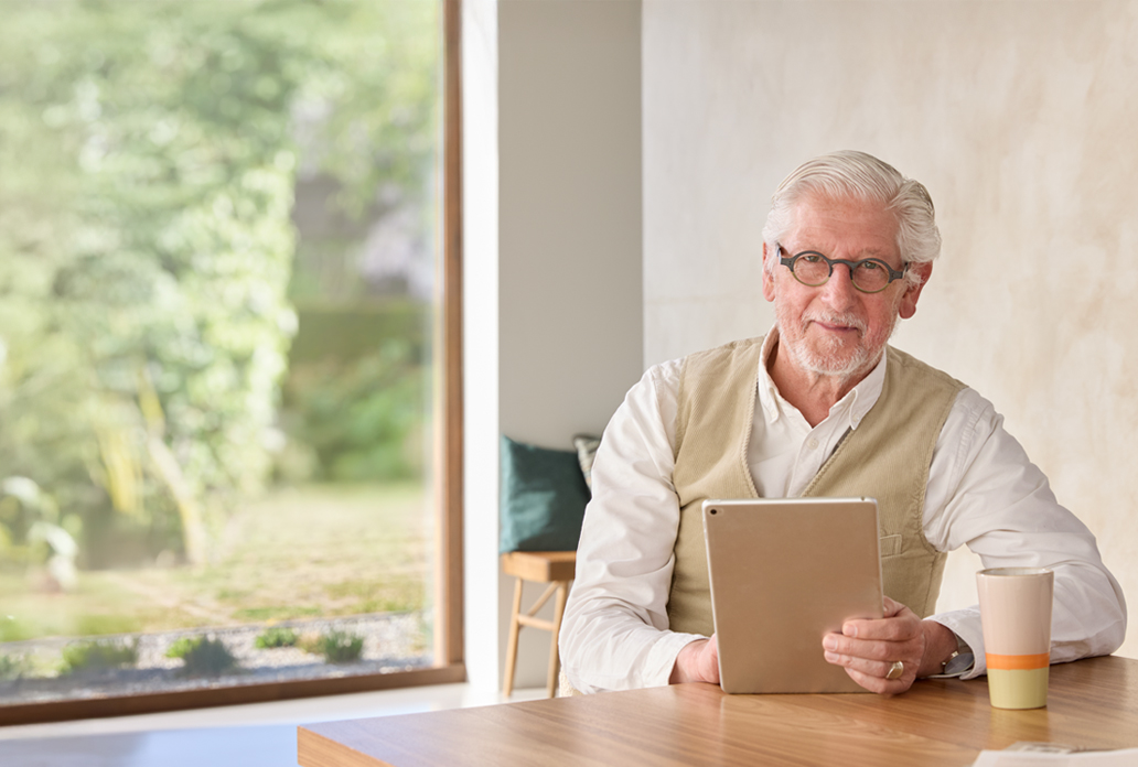 Man leest digitale informatie op tablet als onderdeel van zijn zorgtraject bij Máxima Nova